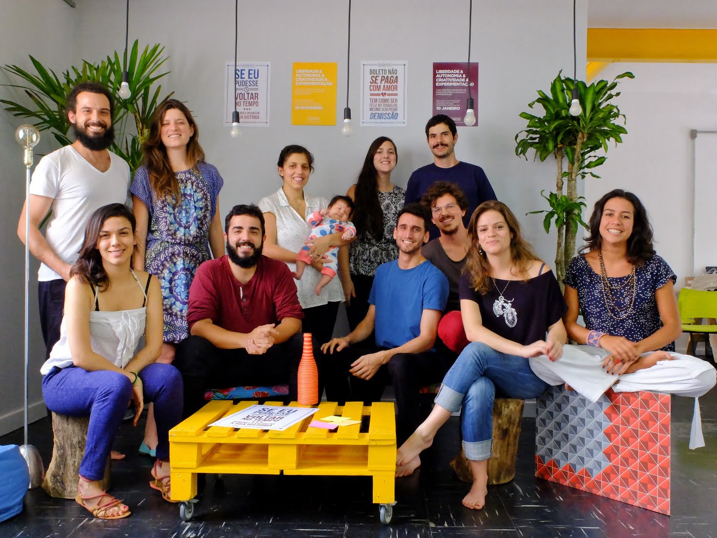 A equipe do Flowmakers em sua primeira casa em São Paulo. Rafael Ucha (o primeiro à esquerda) é um idealizadores dos ciclos de aprendizado