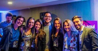 Lucas Foster, ao centro, comemora com a equipe os 5 anos da ProjectHub