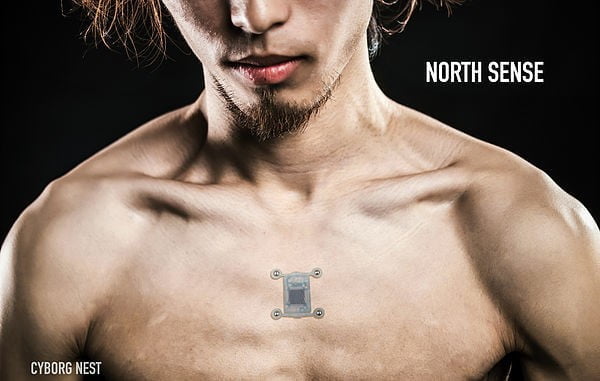O North Sense é um implante subcutâneo que vibra sempre que estiver apontado para o Norte. É o primeiro produto da startup de Neil e Moon, prestes a ser lançado no mercado.