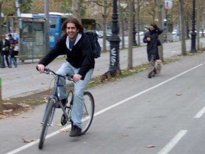 De bike em Barcelona, em 2004, onde despertou para a questão da mobilidade urbana. 