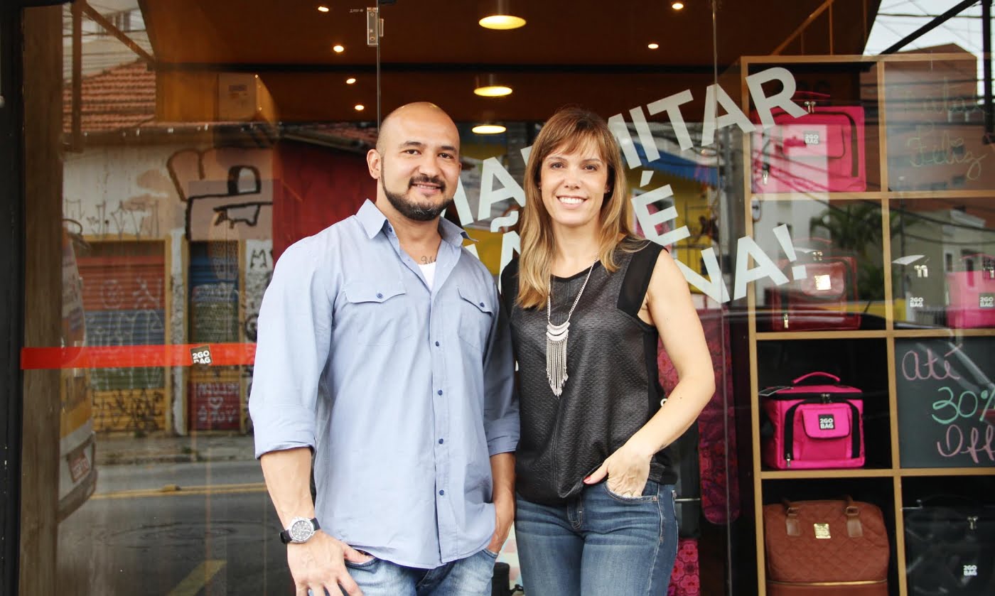 Karlos e Gabi, em frente à 2goBag. "Marmitar não é cafona", título da reportagem do Draft de 2015, virou frase na vitrine.