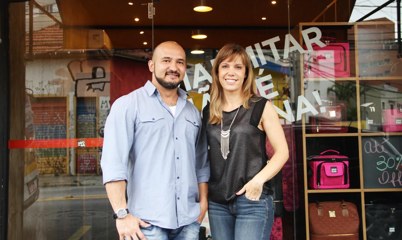 Karlos e Gabi, em frente à 2goBag. "Marmitar não é cafona", título da reportagem do Draft de 2015, virou frase na vitrine.