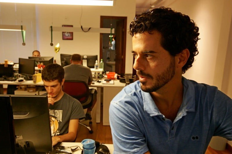 André no escritório da Estante Virtual. Ele aprendeu a programar sozinho para montar o site. Hoje, tem 60 funcionários (foto: Estefan Randovicz).
