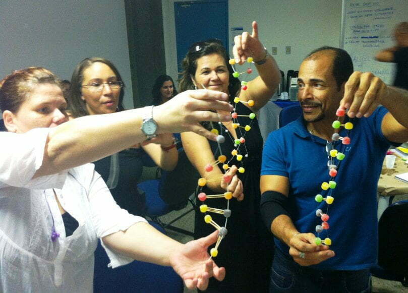 Workshop com professores: a metodologia é ensinada na prática.