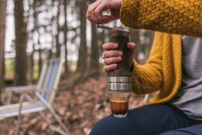 A cafeteira Aram usa pistão e manivela para fazer o café. 