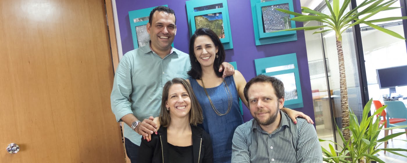 O fundador Vinicius, Julia (em pé), Patrícia e Felipe: parte do time Atina.