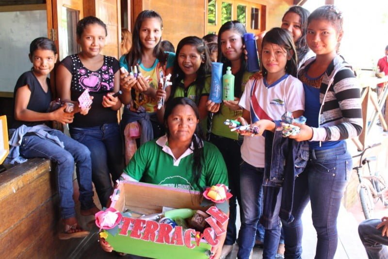 A "brigada" de coleta da Fundação Amazonas Sustentável é um dos exemplos: lá, reduziu o descarte de embalagens plásticas no meio ambiente.
