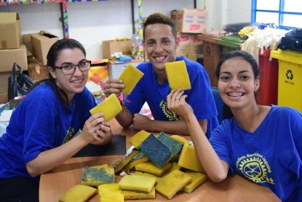 A TerraCycle ajudou a 3M a desenvolver uma tecnologia de reciclagem da sua esponja líder de mercado. Na foto, o time Sociedade Benfeitora numa das "brigadas" de coleta.