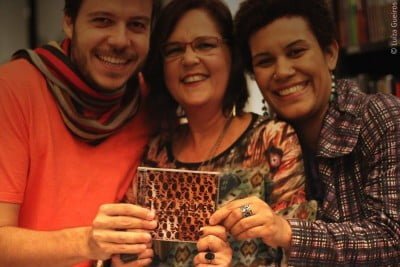 João e Michelly ladeiam a artista Alza Alves, que está no catálogo da Discole.