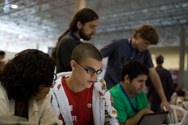 Marco com amigos e equipe da boo-box, na Campus Party de 2009.