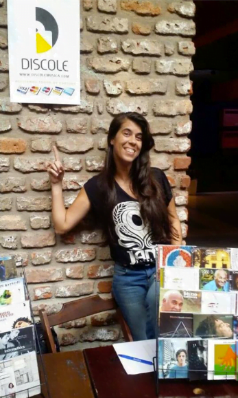 Banquinha na Fundição Progresso, no Rio: a Discole aposta na vontade de comprar um CD logo após um show.