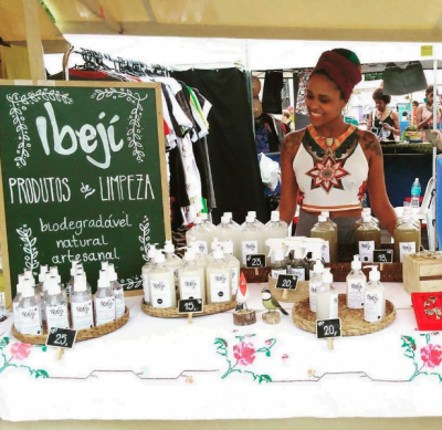 Alline representando a Ibeji na Feira Preta, em dezembro, no Rio de Janeiro