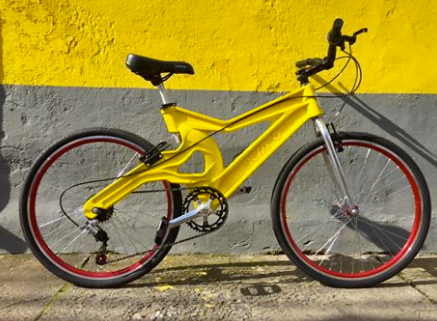 As bikes da Muzzi são um sonho antigo de Juan: mais baratas que as de aço e feitas de material reciclado.