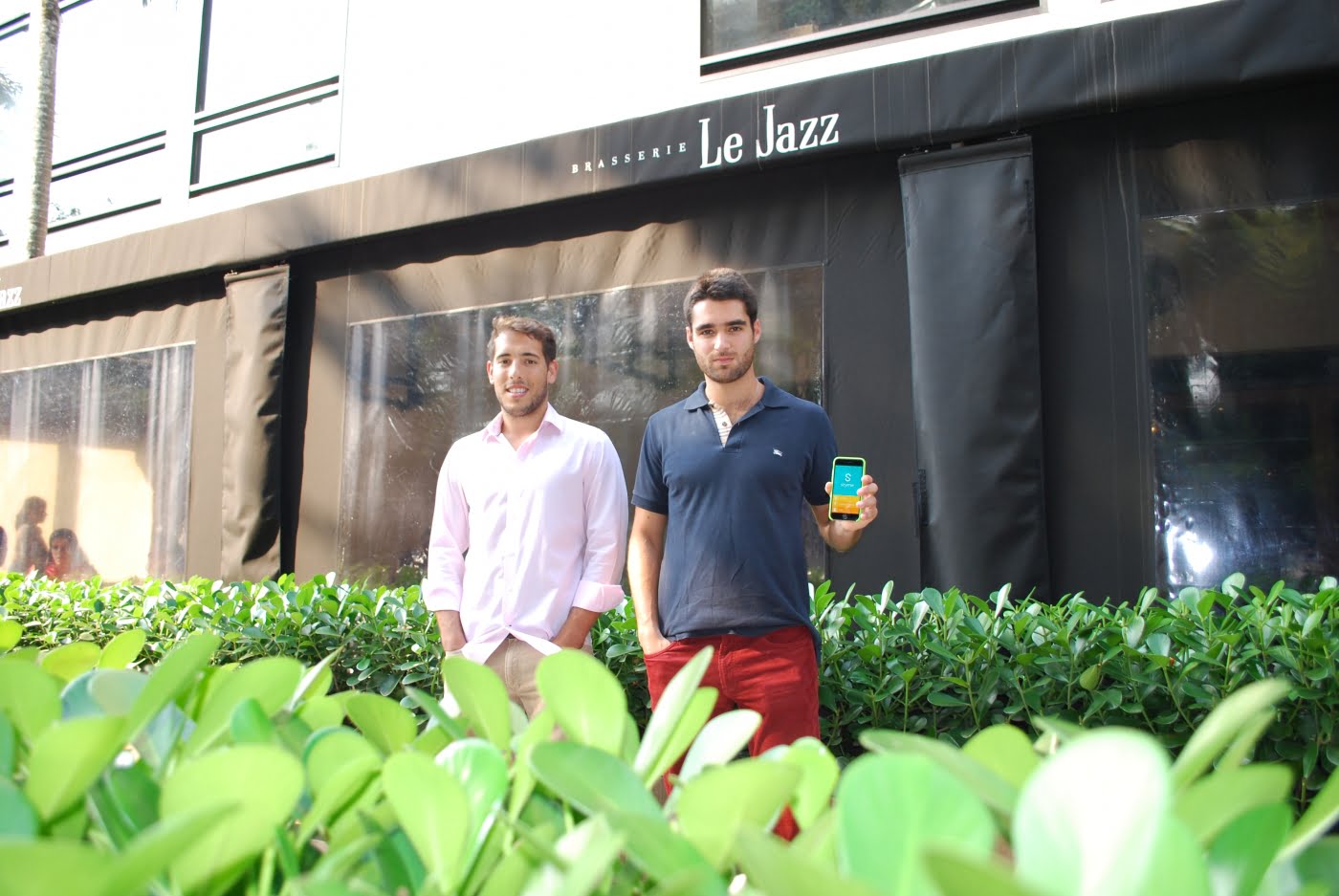 Vinicius e Thiago, os sócios fundadores da Styme, em frente ao Le Jazz (um dos restaurantes que usam o produto).