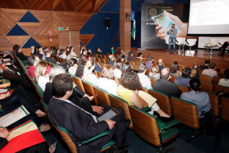 Evangelizador, Jacson fala a uma plateia de um encontro de tecnologia aplicada em hospitais.