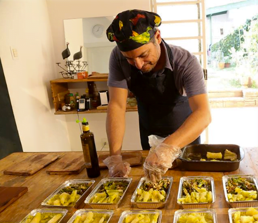 O marido, Samuel, ajuda na feitura dos pratos e faz as entregas do Comida Sustentável.