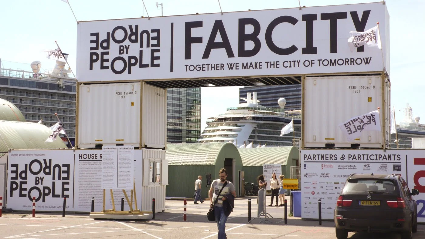 Não é utopia, o Fab City é um programa possível, real, e já implementado em lugares como Amsterdam, no qual o movimento maker ajuda a cidade, como um todo, a se transformar.