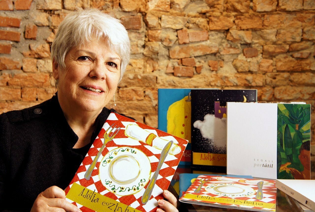 Wanda Gomes exibe alguns dos livros em braile que produz (foto: Fabio Brazil).