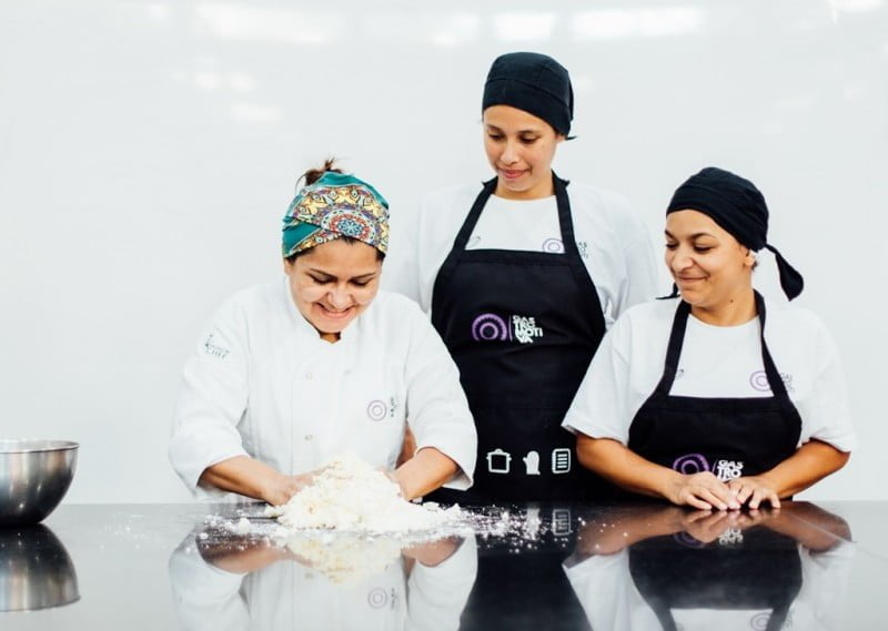 A Gastromotiva nasceu para dar cursos de formação a pessoas de baixa renda. Antes, restaurantes financiavam o projeto. Agora, marcas também ajudam.