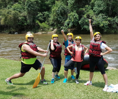 A equipe da Forebrain comemorou o crescimento em 2016 em um rafting.