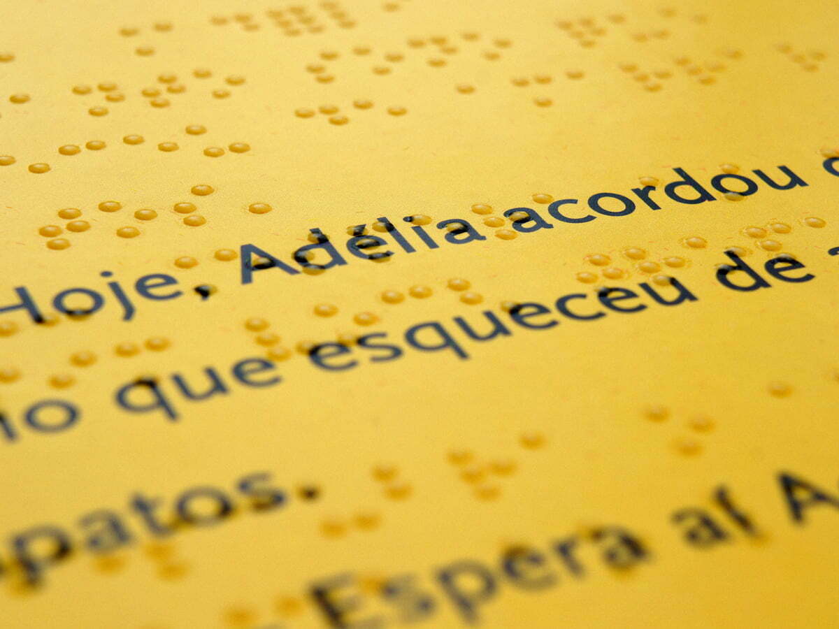 A tecnologia que a WG criou permite imprimir sobre os pontinhos em braille, tornando o livro acessível a quem enxerga e quem não enxerga.