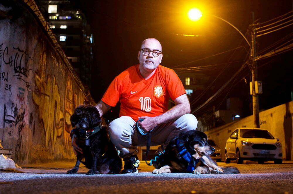 O advogado Marcelo Turra transformou suas cicatrizes em força para atuar de forma inovadora defendendo direitos humanos - e de animais. Na foto, com Zeca e Fubá.