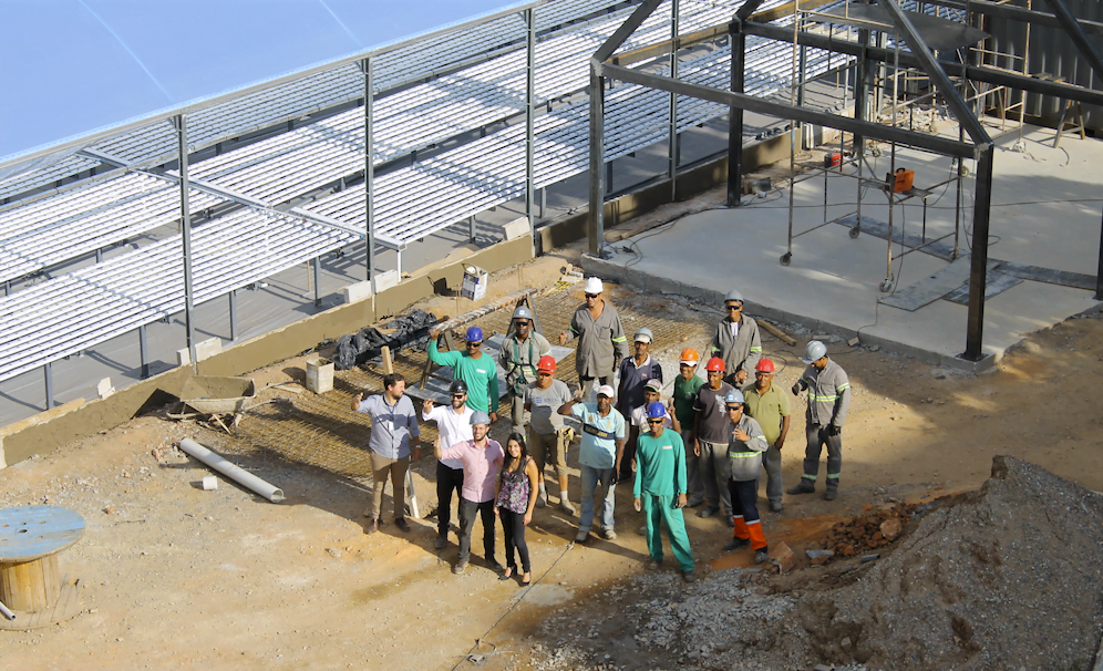 Parte da equipe da Be Green nas obras da fazenda urbana, que fica no estacionamento de um shopping mineiro.