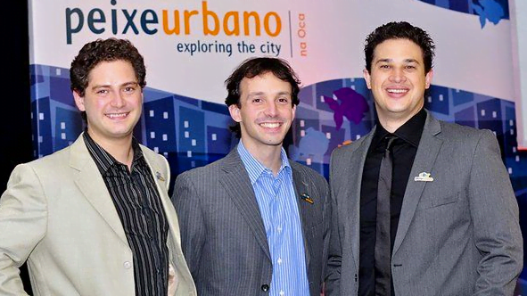 Os fundadores do Peixe Urbano Alex Tabor, Julio vasconcellos e Emerson Andrade, em 2012 (imagem: reprodução internet).