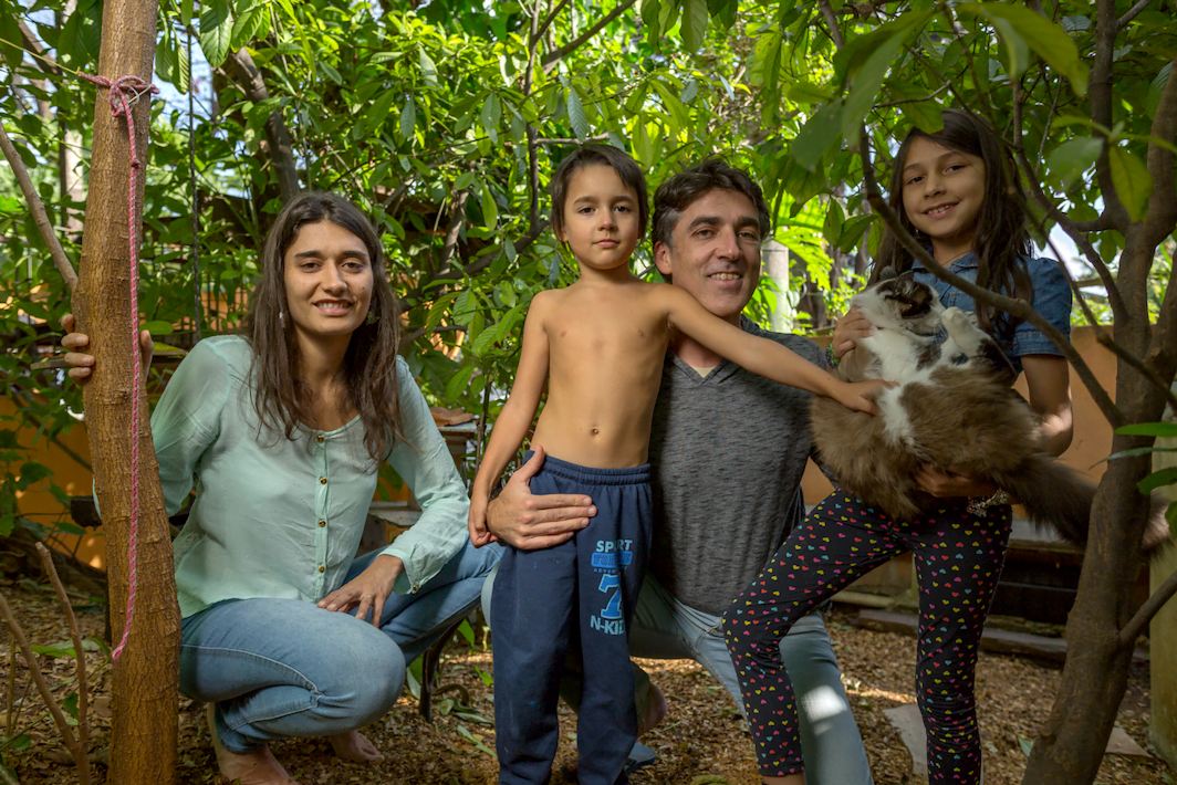 Cláudio Spínola com a esposa, Ana Paula, e os filhos Violeta (segurando o gato Jaiminho) e Micah. O estilo de vida conectado com a natureza que virou negócio (foto: Na Lata).