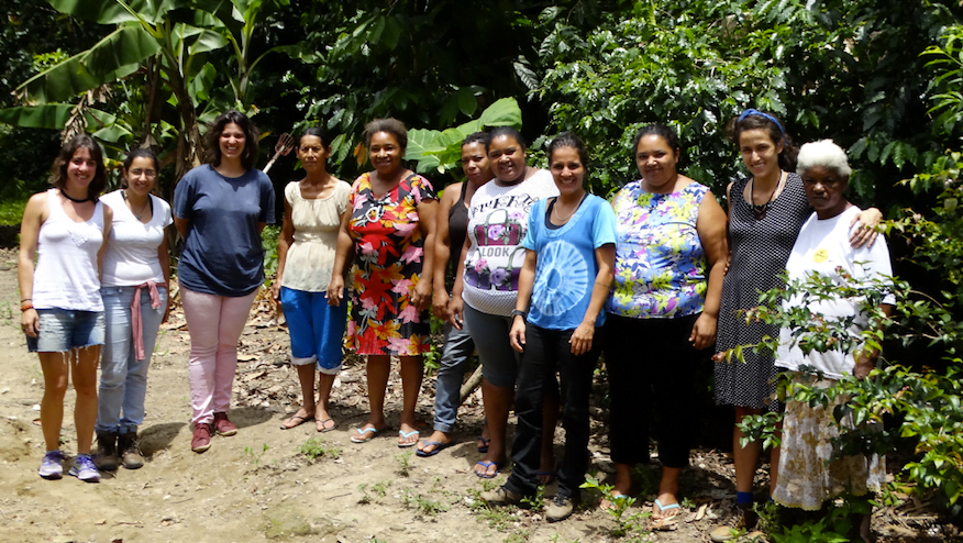 Janaina e Gabriella visitam a Terra Seca, comunidade de mulheres produtoras de agroecologia do Vale da Ribeira, em São Paulo. 