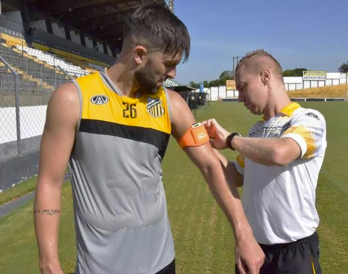 Na foto, o preparador físico do Novorizontino Renato Buscariolli coloca um dispositivo da OneSports em um dos atletas. 