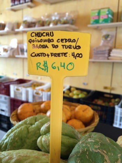 Na Quitandoca, o preço é transparente e está na etiqueta dos produtos.
