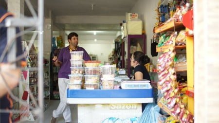 A Avante agora foca em microempreendedores do interior. Na foto, Bernardo Bonjean conversa com uma cliente.