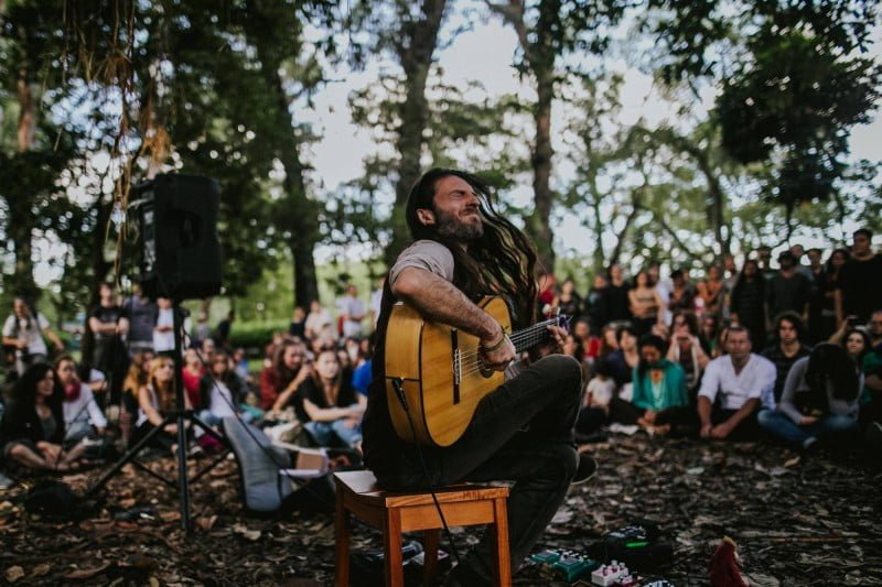 Por iniciativa da HED, o músico Estas Tonne fez duas apresentações gratuitas em São Paulo (acima, no Parque do Ibirapuera).