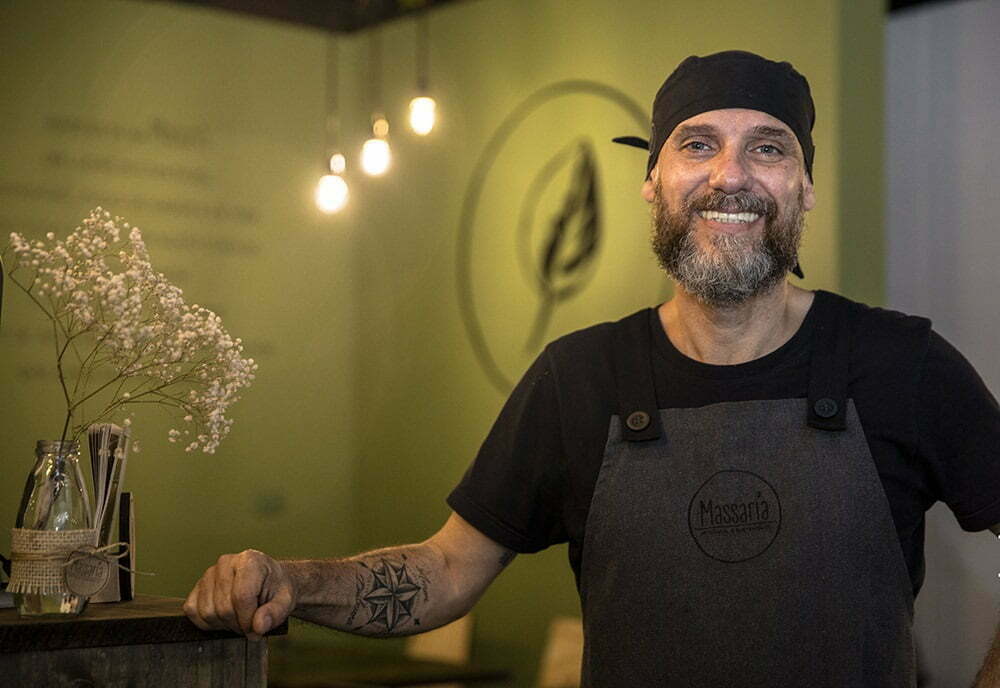 Marcelo Machado decidiu empreender aos 50 anos e colocou no cardápio de seu pequeno restaurante tudo o que queria ver no mundo.