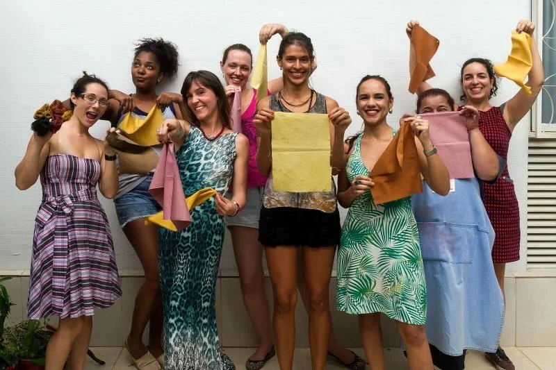 Maibe, ao centro, com as alunas de sua oficina: gente da moda, artesãs e pessoas que queriam experimentar o processo