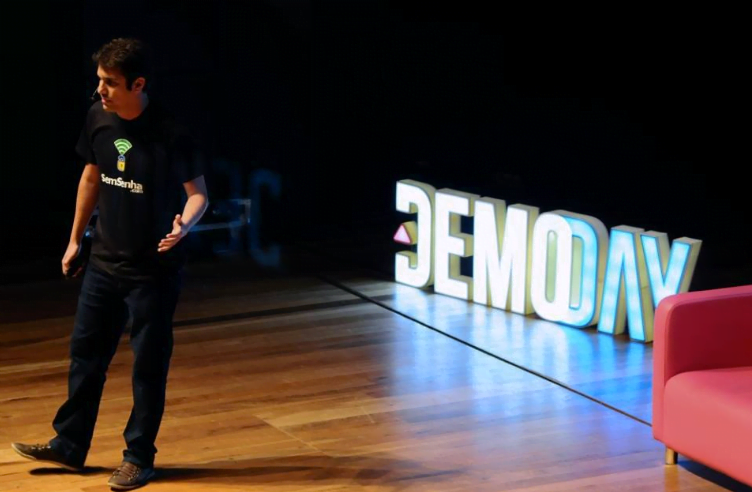 Alex no palco da DemoDay Minas, em 2014, quando já tinha "se dado conta" do ecossistema empreendedor do qual fazia parte.