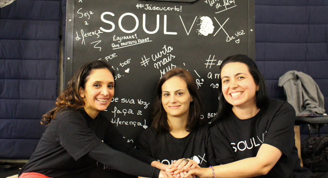 Thais Romanelli, Marina Vaz e Luciana Arantes: a equipe SoulVox em frente à cabine de doação de vozes.