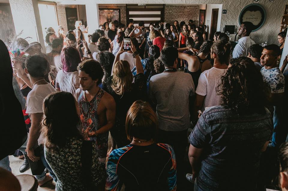 A Wake acontece de manhã: começa com yoga, segue com pista e encerra com meditação. Às 10h, você vai "para a vida".