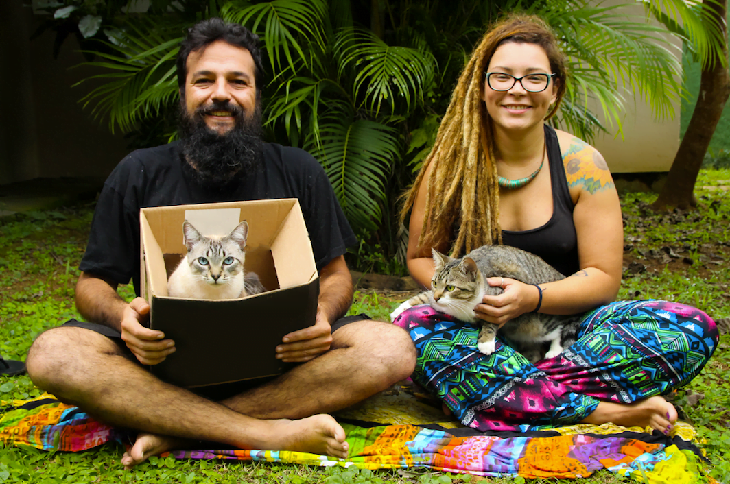 Em novo cenário, os fundadores da Brewcicleta repetem a foto para o Draft: Leo e Mari (de cabelo novo) com o gato Haroldo e sua nova companheira, Mafalda (foto: Felipe Scapino).