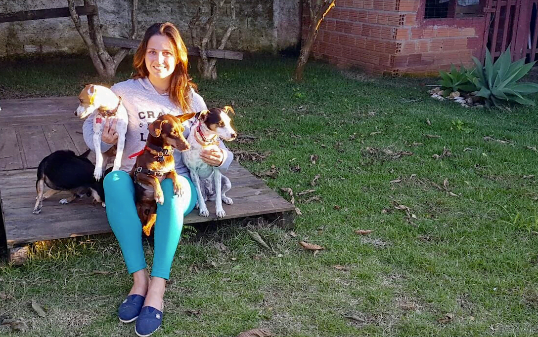 É legal porque quanto mais eu tiver lucro, mais vou ajudar, diz Ana Luísa Schmitt, da marca de camisetas comprometida com cães abandonados.