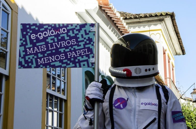 Um astronauta divulga a e-galaxia na última Flip. A editora vai além de oferecer a autopublicação e também ajuda autores iniciantes a se situarem no mercado.