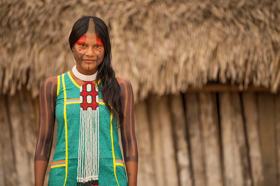 A modelo Ngrejkampyre Kayapó com colar da Tucum, a marca que tem loja fixa no Rio e parceiros ao redor do mundo para vender arte indígena e reverter a renda para as comunidades produtoras (foto: Paulo Velozo/Associação Floresta Protegida).