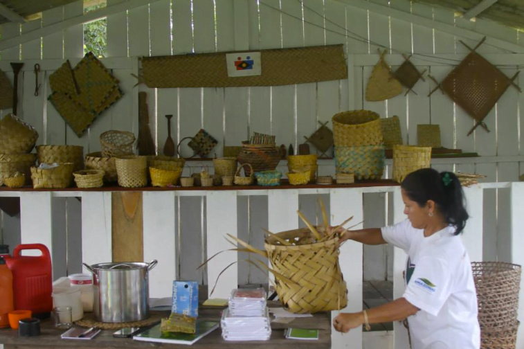 Uma artesã organiza as peças já prontas, em Tupana, longe de Manaus. O transporte para o Sudeste só acontece quando Thiago ou Lily visitam o local.