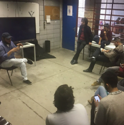 Henry (de boné) em um dos workshops em que ensina storytelling a instituições que ainda não conseguem contratar a Social Docs.