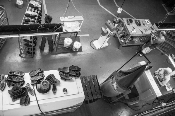 Visão parcial da fábrica, produz quase artesanalmente 100 pares de calçados por dia (foto: Agência Duuo).