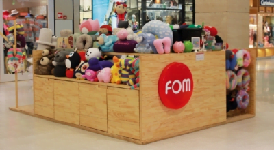 A FOM é essa marca de coisas irresistivelmente fofas e apertáveis. Sydney começou o business costurando almofadas na mesa de jantar.