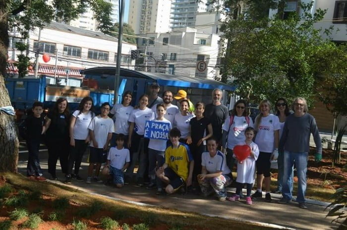 Educação se faz na rua. Caio Dib com seus alunos do colégio Santi em dia de intervenção na praça.