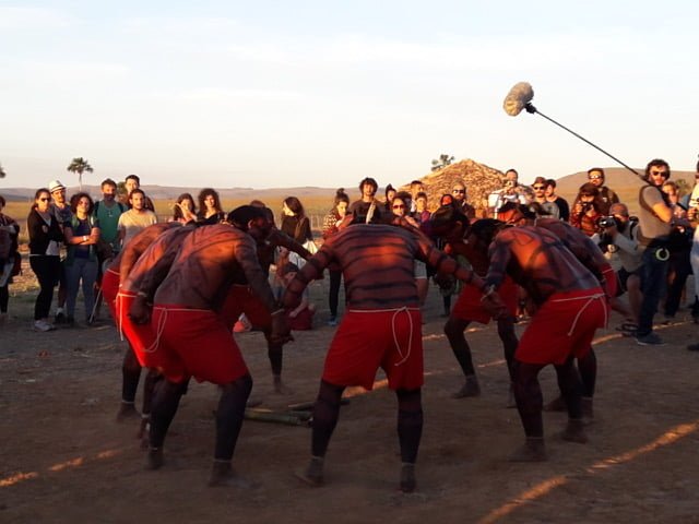 Em dado momento, na Aldeia Multietnica, formam-se dois círculos. No de dentro, os índios que dançam. No de fora, os brancos que fotografam. Mas logo eles se misturariam.