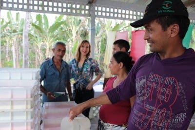 De ponta a ponta: Flavia desenvolve a produção, mas também capacita os fornecedores da matéria prima (foto: Eliz Tessinari).